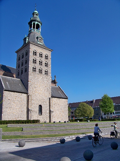 050-harelbeke-1-gijs.jpg - We zitten in Harelbeke en begroeten de St-Salvatorskerk.