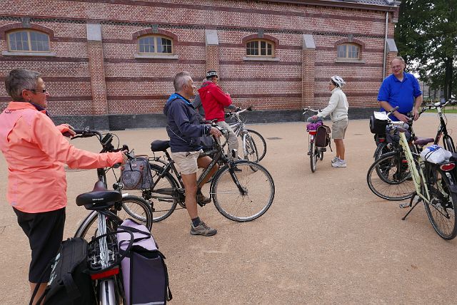 007-bezoekerscentrum-kolonie-Merksplas-4.jpg - Omdat er nog veel te trappen valt, laten we het bezoekerscentrum links liggen. Dankzij onze gids Raoul worden we toch op de hoogte gebracht van een stukje geschiedenis hier te lande. 