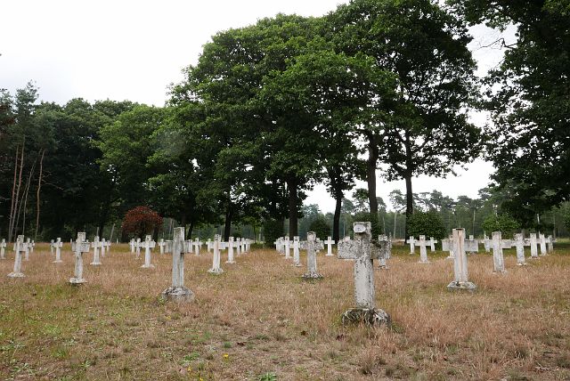 022-landlopersbegraafplaats-wortel-4.jpg - De landlopers kregen een nummer als ze in de Kolonie toekwamen. Op de witte kruisjes van de landlopersbegraafplaats hangen loden plaatjes met daarop vaak enkel dat nummer.