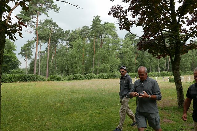 030-landlopersbegraafplaats-wortel-12.jpg - Tijd om het kerkhof te verlaten en verder te fietsen tot de volgende halte.