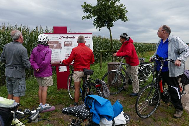 045-dodendraadroute-hoogstraten-1.jpg - Elk infobord bevat een ingesproken verhaal dat te beluisteren valt met een QR-code.