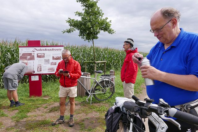 050-dodendraadroute-hoogstraten-11.jpg - Ja Herman, daarvoor heb je wel een app nodig hé!