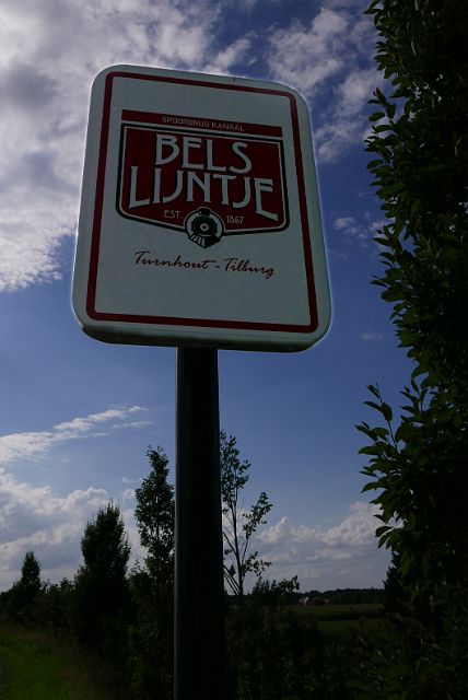 074-bells-lijntje.jpg - Het Bels Lijntje loodst ons terug naar Turnhout-centrum. Het Bels Lijntje was de spoorlijn tussen Tilburg en Turnhout. Nu is het een fietspad.