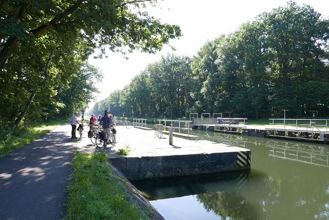 081-vertrek-dag-2-langs-kanaal-5.jpg - Het hoogteverschil tussen Dessel en Schoten bedraagt 25,70 meter en wordt overwonnen door 10 sluizencomplexen.