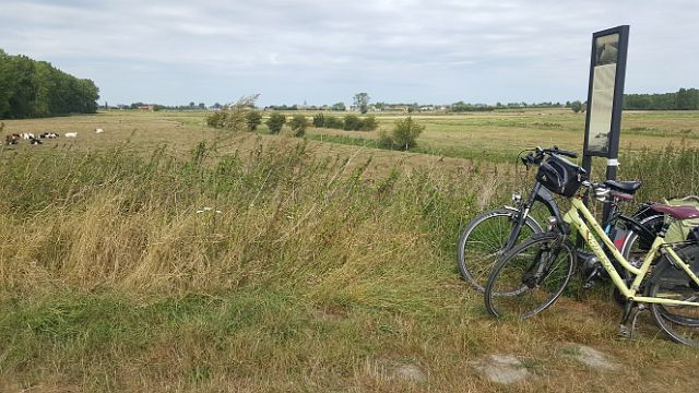 001-dag-1-001.jpg - Iets buiten het centrum van Roeselare starten we  onze 14de fietstocht.