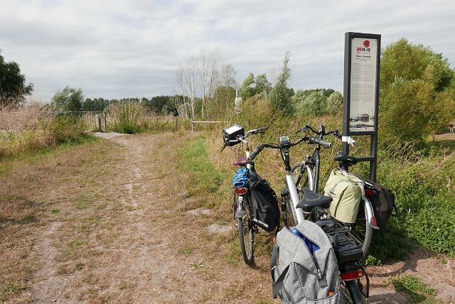 002-dag-1-005.JPG - We fietsen in het laatste stukje West-Vlaanderen dat we met het Peefoon-fietsteam nog niet gereden hebben.