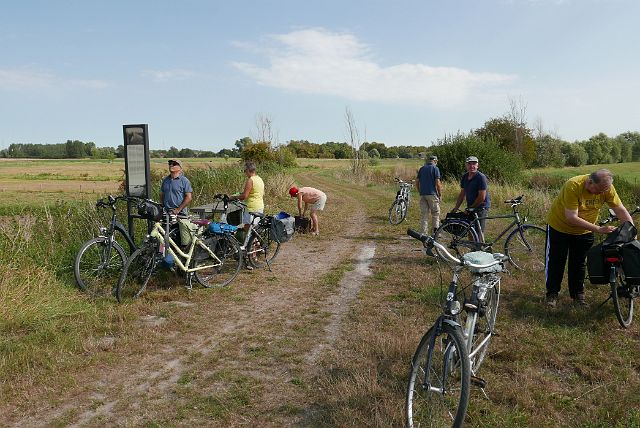 004-dag-1-003.jpg - Herman heeft het dadelijk gezien: hier kunnen we onze kennis over WO1 weer wat bijschaven.