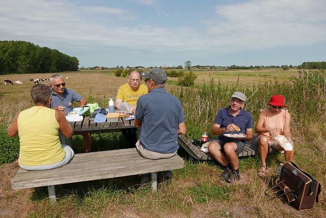 005-dag-1-004.jpg - Raoul nodigt uit aan tafel: tijd voor de picknick.