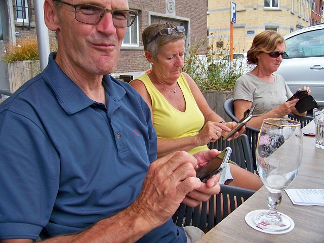 041-dag-1-045-gijssens.jpg - We checken e-mail en whatsapp...