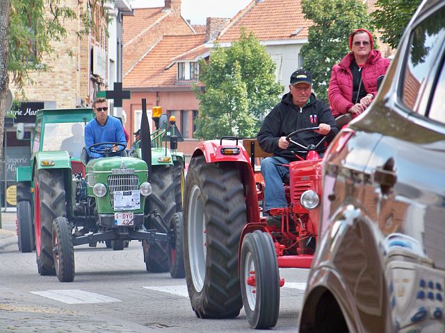 052-dag-2-057-gijssens.jpg - Hier rijden tientallen tractoren voorbij, allemaal naar een of ander evenement.