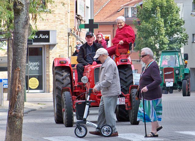 053-dag-2-058-gijssens.jpg - Een ware tractorprocessie.