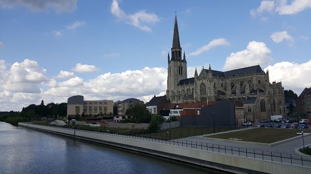 057-dag-2-062.jpg - Aangekomen in Wervik, gelegen aan de Leie die er de grens met Frankrijk vormt. Aan de overzijde van de Leie ligt de Franse gemeente Zuid-Wervik.