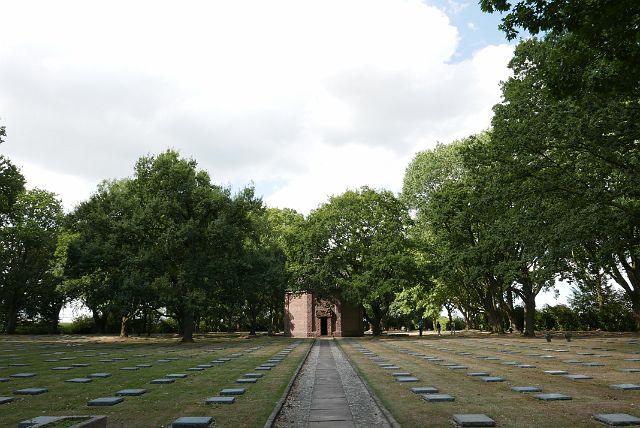 072-dag-2-083.jpg - Temidden van het kerkhof staat een mausoleum als herdenkingskapel.