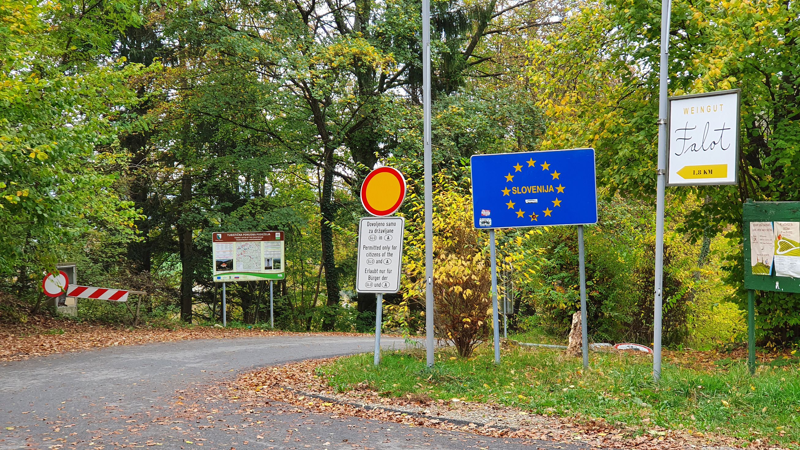 199-dag-08-weinstrassentour-21-staatsgrenze.jpg - We zouden ook in Slovenië een wijntje kunnen gaan proeven.