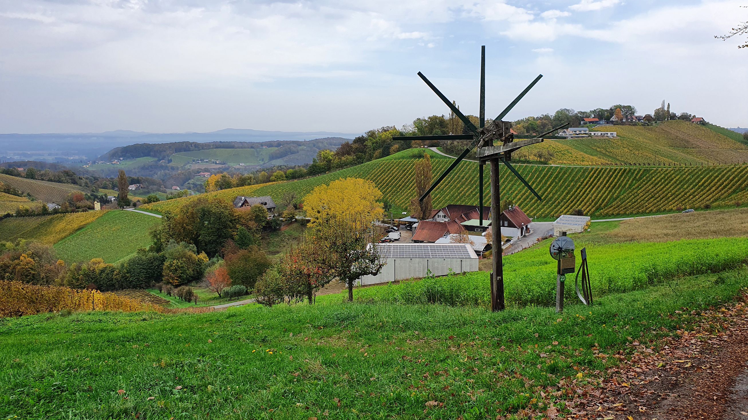 200-dag-08-weinstrassentour-17-staatsgrenze.jpg - De ‘Klapotetz’ is een vogelverschrikker uit Steiermark, afgeleid van het Slovenische klopotec. De Klapotetz moet de vogels weghouden van de rijpe druiven.