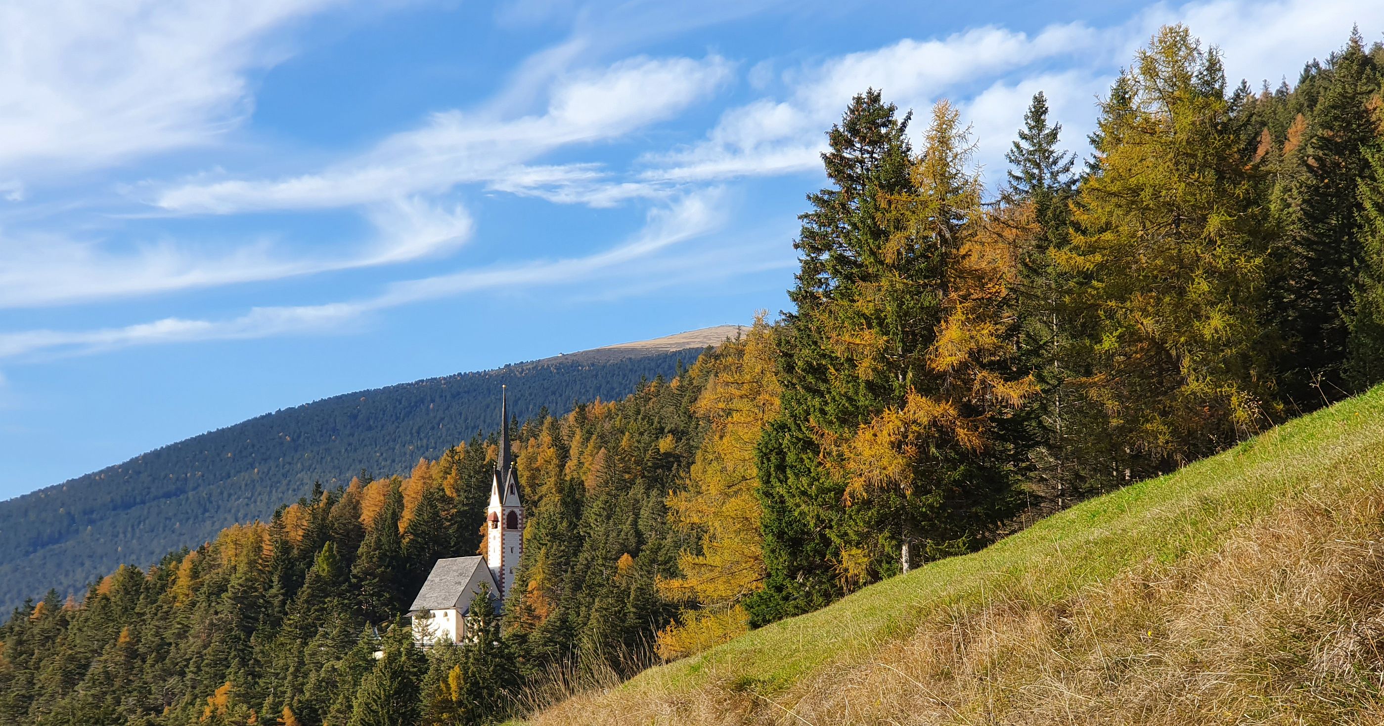 368-dag-12-seceda-78-val-gardena-afdaling-st-jakob.jpg - Daar duikt de St. Jakob Kirche weer op.