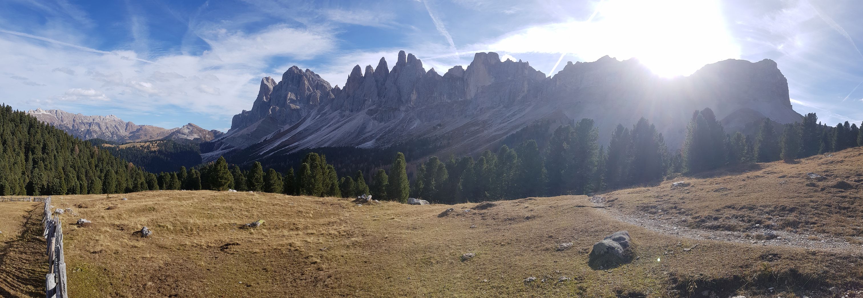 453-dag-15-Adolf-Munkel-Weg-31-Geisler-Gruppe-Brogles-Hutte.jpg - De Geislergruppe gezien vanop de Brogleshütte (2045 m). Die, niet verrassend, gesloten is.