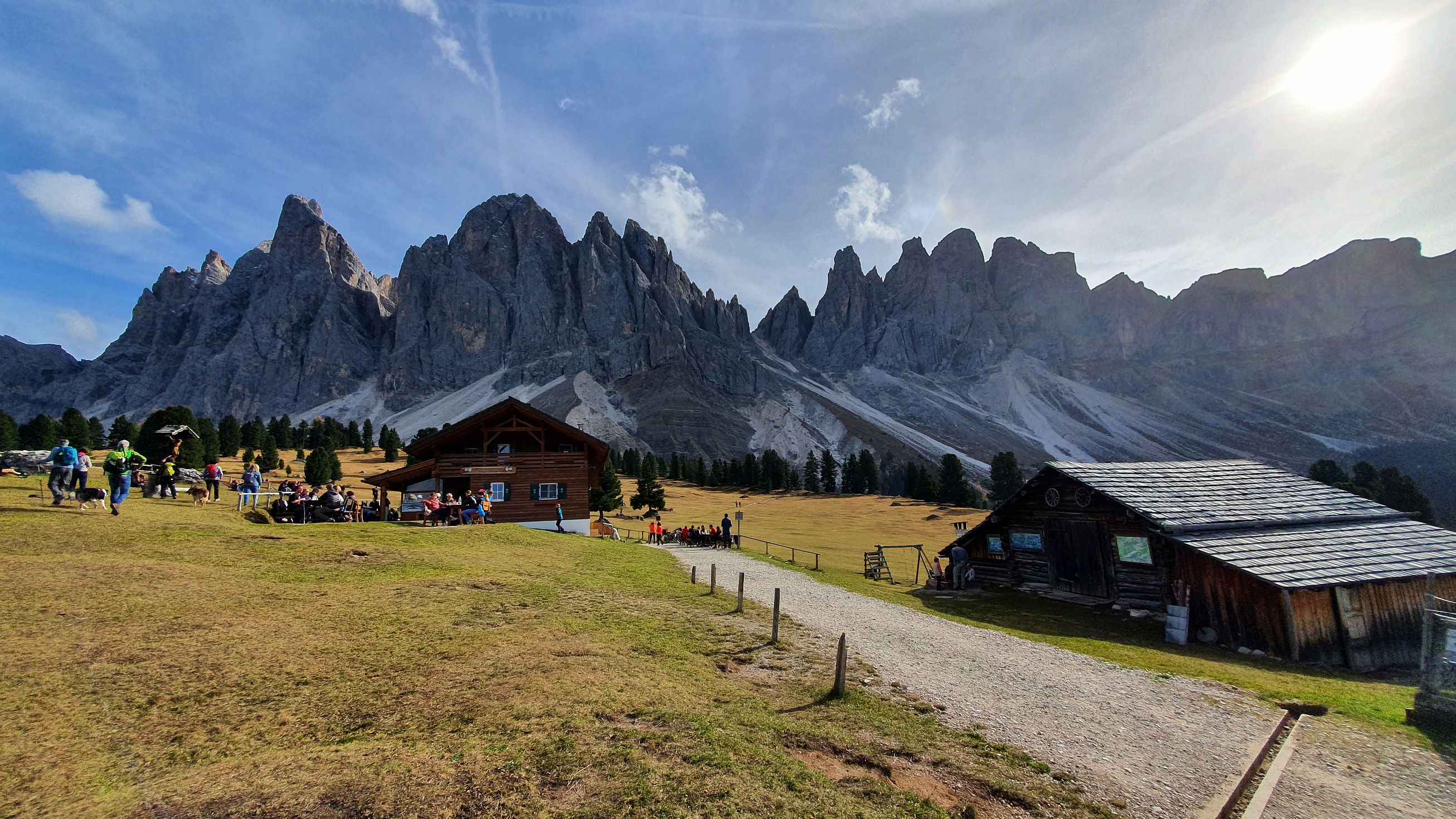 461-dag-15-Adolf-Munkel-Weg-24-Glatschalm.jpg - De Gschnagerhardt Hütte is prachtig gelegen met zicht op de Geislergruppe.