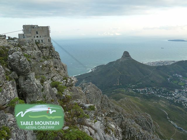002-tafelberg-04.jpg - We starten met de Tafelberg in Kaapstad. Met een 'hijsbakkie' zijn we zo boven (1085 m).