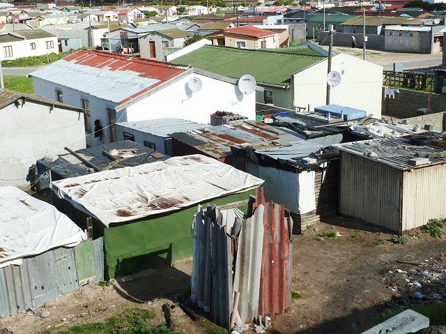 036-township-49.jpg - ... de 'bruine' townships met stenen huisjes met 'douche' op de voorgrond ...