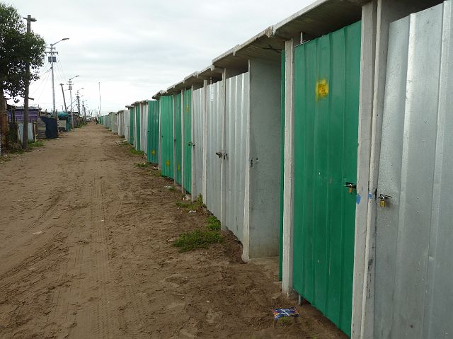 046-township-25.jpg - Een rij toiletten voor een blok krotten waar honderden mensen wonen ...