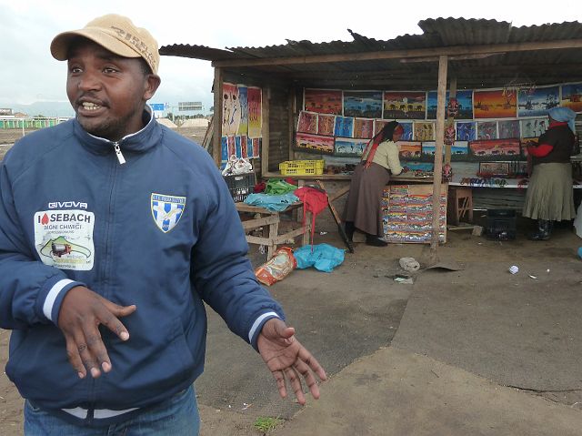 052-township-12.jpg - Laatste halte: olbligatoire stop bij de souvenirshop waar de vrouwen uit Langa zelfgemaakte spulletjes verkopen.