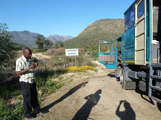079-olifants-river-07.jpg - Jairos, onze Zimbabwese gids, geeft uitleg over de volgende overnachtingen.