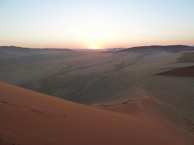 271-sossusvlei-02.jpg - ...by sunrise at dune 45 (170 m hoog).