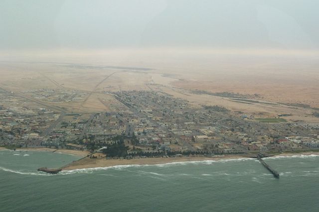 366-swakomund.jpg - Swakopmund, een Duitse koloniale stad tussen Atlantische Oceaan en Namibwoestijn.