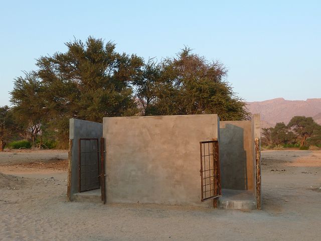 406-damaraland-27.jpg - ... weliswaar met beperkt sanitair. Dit zijn de WC's.