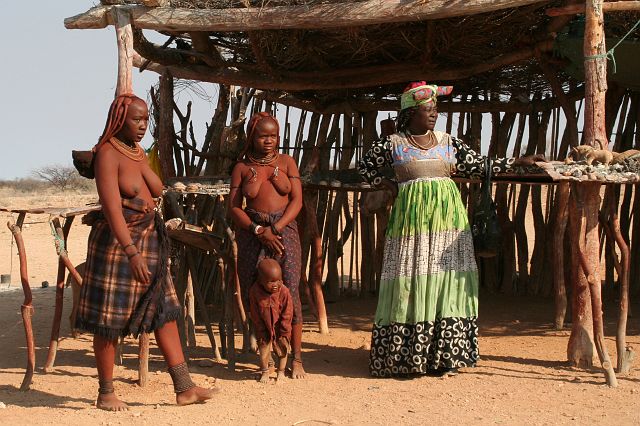 426-himba-36.jpg - Verschil: de Herero's luisterden naar de missionarissen om zich te kleden conform de toenmalige Europese mode. Himbavrouwen dachten, de pot op, wij blijven topless.