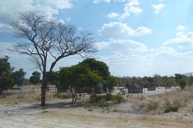 505-grensgebied-Botswana-18.jpg - We overschrijden de 'rode lijn', uit het niets verschijnen plots hutjes en ...