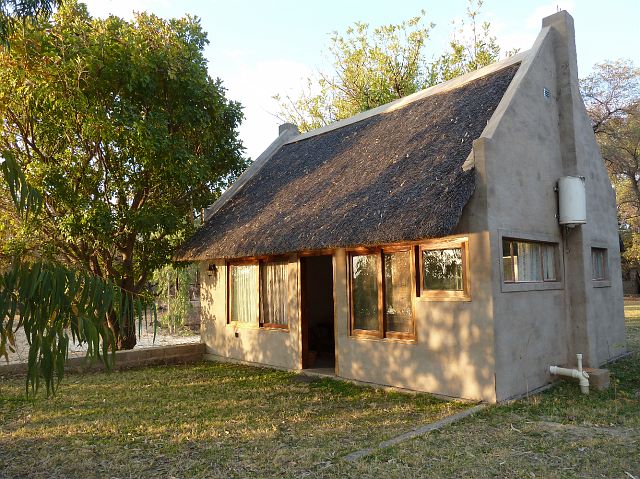 516-grensgebied-Botswana-25.jpg - Op de camping in Rundu zijn vier huisjes vrij. De groep organiseert een loting en wij loten deze prijs!