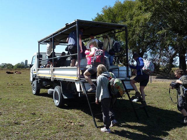 574-okavangodelta-160-mokoro-ochtend.jpg - ... en wij keren met de vrachtwagen terug naar het dorpje Okavango River.