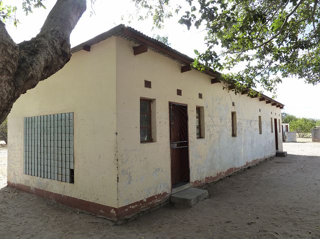 586-okavangodelta-171.jpg - Het postkantoor. In de muur links postbussen van dorpelingen.