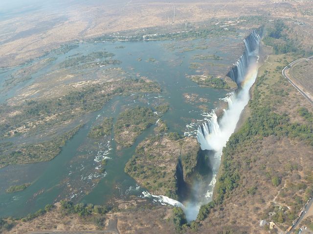 700-helikopter-05.jpg - Hier, op de grens tussen Zambia en Zimbabwe, stort de Zambezi zich in de diepte.