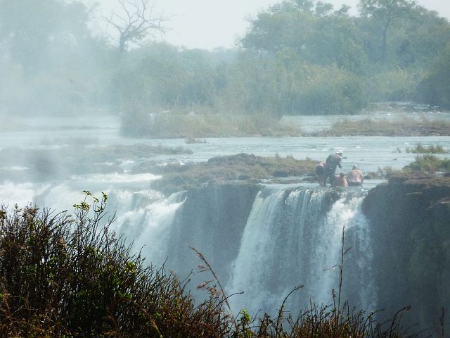 710-vicfalls-23.jpg - Toeristen aan de overkant in Zambia.