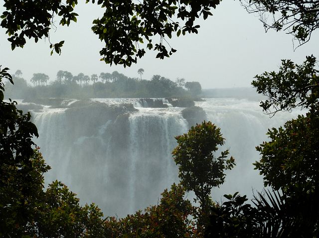 711--vicfalls-19.jpg - De lokale bevolking noemt deze watervallen tegenwoordig de Mosi-oa-Tunya (letterlijk vertaald: de rook die dondert).