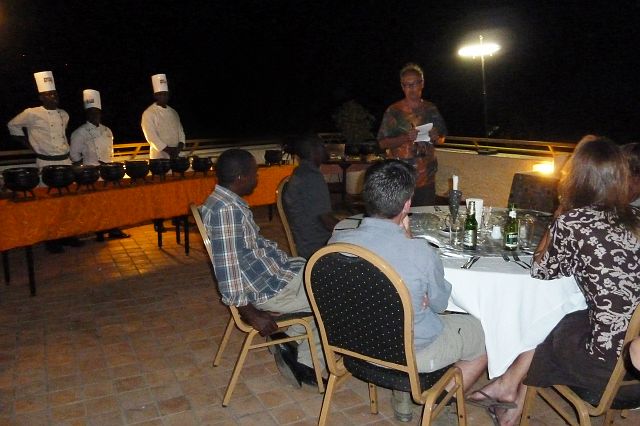 735-vicfalls-centre-17.jpg - We dineren op het dak van het hotel, de lichtjes van Livingstone in Zambia op de achtergrond. Jairos krijgt een welverdiende speech (en fooi).